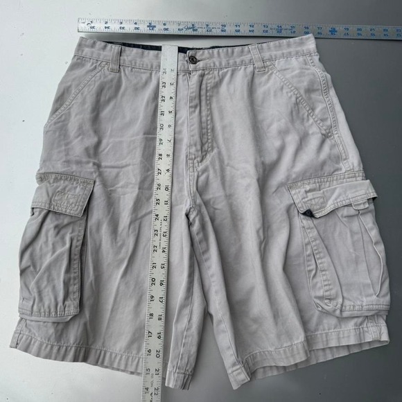 Early 2000s Y2K PLUGG New York white cream cargo shorts with a relaxed fit - Picture 6 of 6